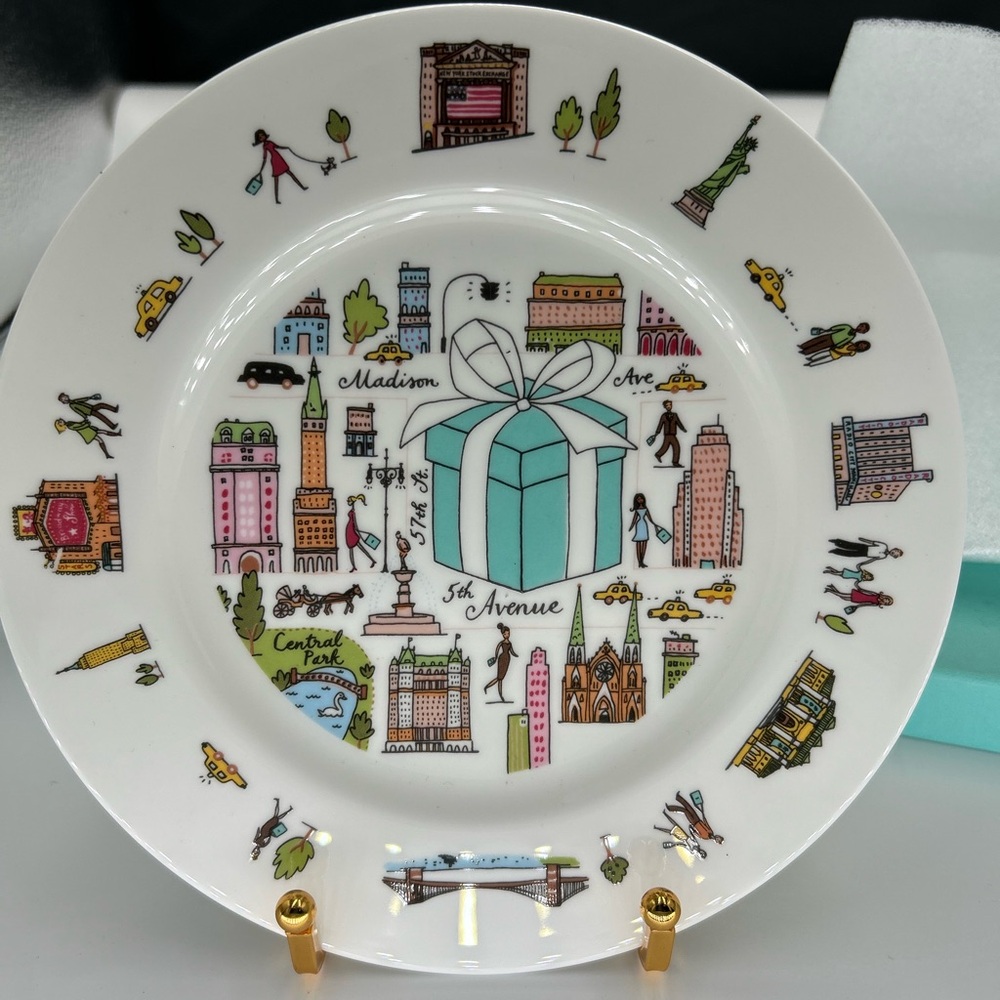 Tiffany & Co. Urban Design White Dinnerware Set - Picture 14 of 14